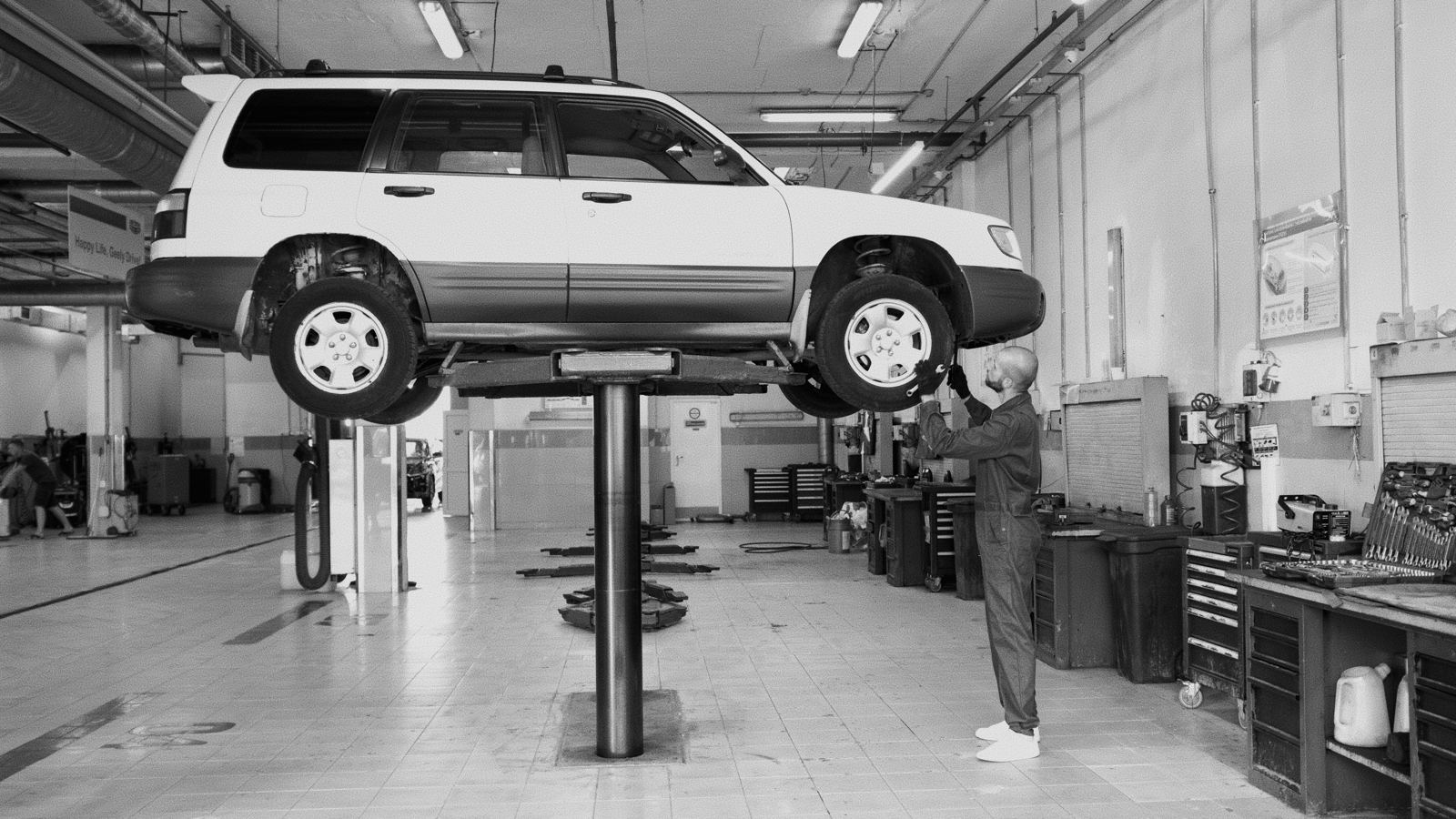 Mécanicien au travail dans un garage
