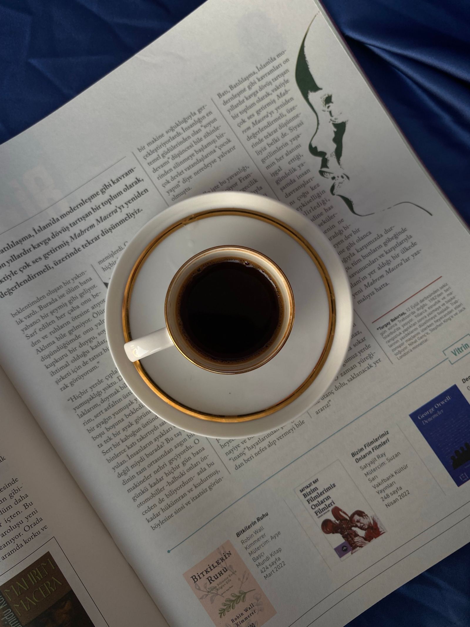 Magazine automobile et tasse de café
